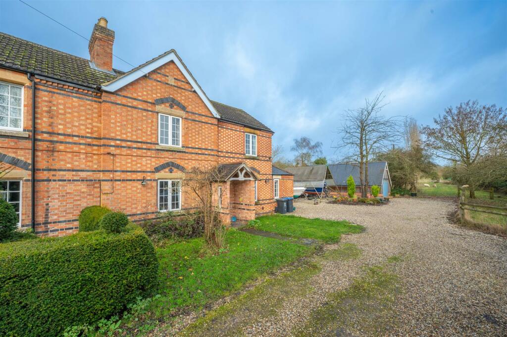 3 bedroom semidetached house for sale in StratfordUpon