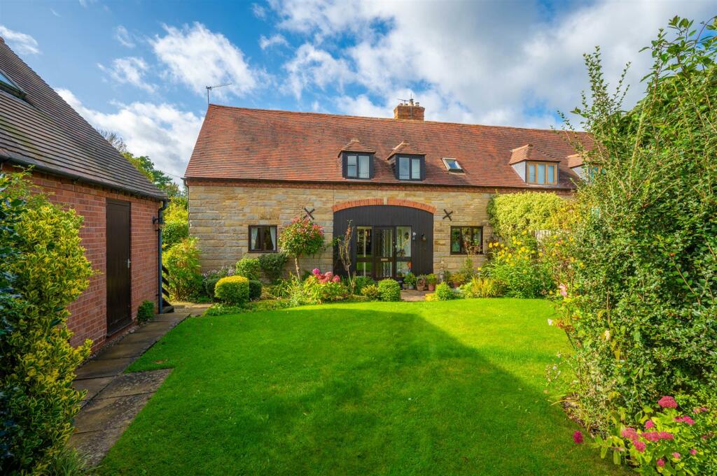 3 bedroom barn conversion for sale in Ardens Grafton, Alcester, B49