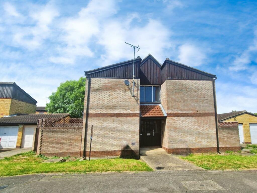 2 bedroom flat for sale in Oakdene Road, Pitsea, Basildon, SS13