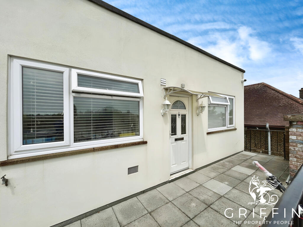 Main image of property: Room C, Lodge Lane, Grays, RM17