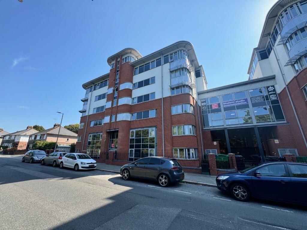 Main image of property: 28 Central Park Avenue, Plymouth, Devon, PL4 6NE