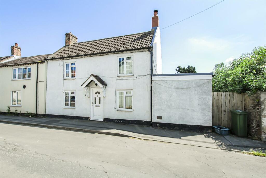 3 bedroom cottage for sale in The Slack, Crowle, DN17