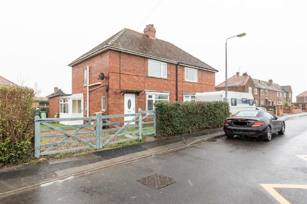 3 bedroom semidetached house for sale in Ridding Lane, Rawcliffe