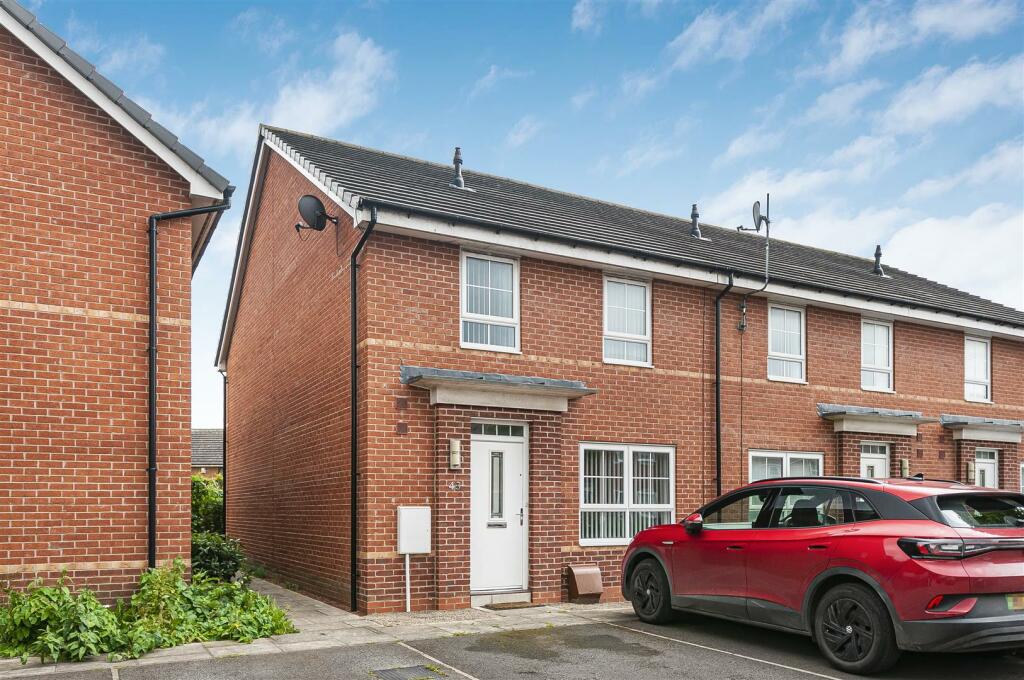 2 bedroom end of terrace house for sale in Colman Crescent, Hull, HU8