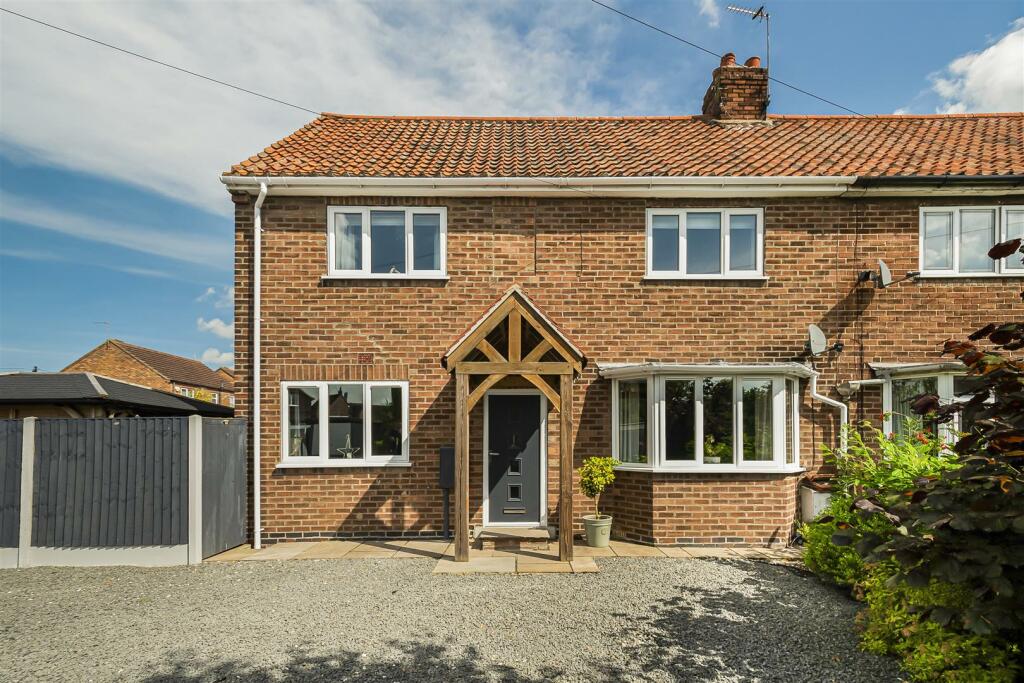 4 bedroom semidetached house for sale in Mill Garth, Hemingbrough