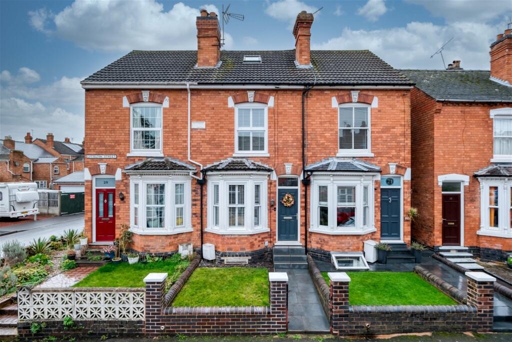 3 bedroom terraced house for sale in Lyttleton Street, Worcester, WR1