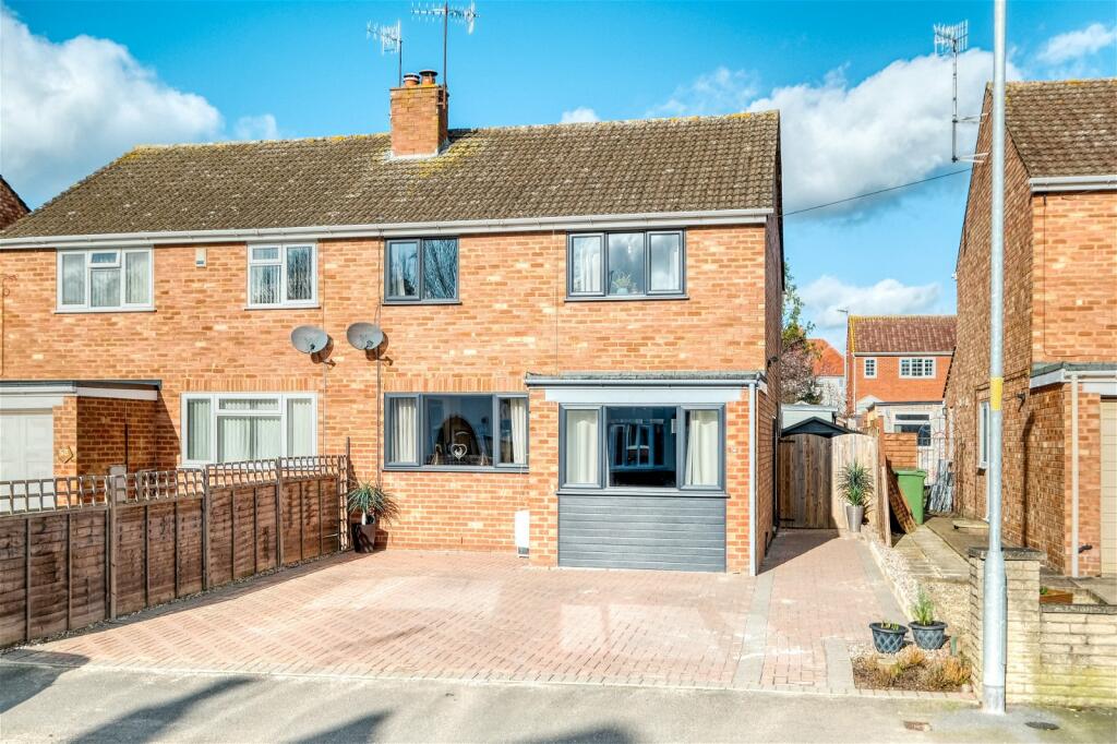 4 bedroom semidetached house for sale in Woodland Road, Worcester, WR3