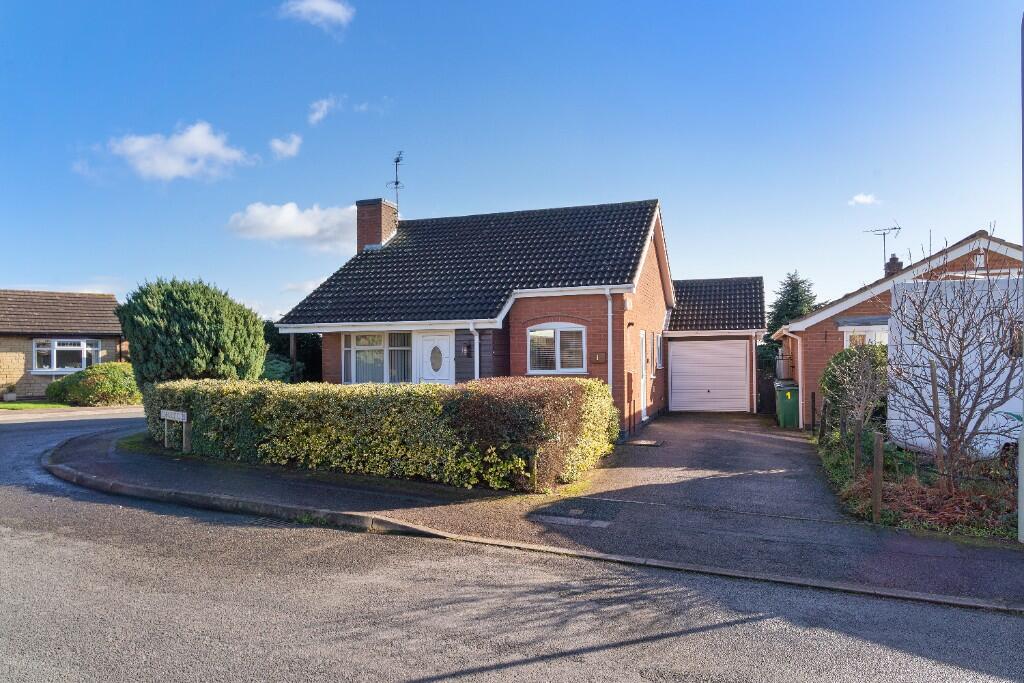 2 bedroom detached bungalow for sale in Elmhurst Close, Leicester, Leicestershire, LE19