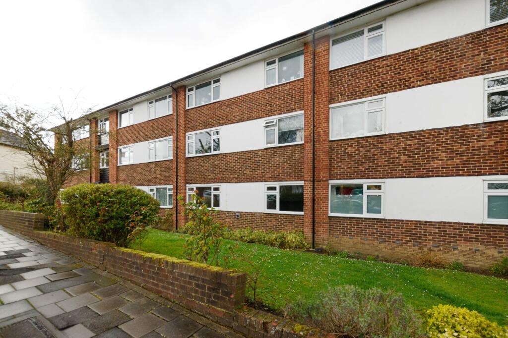 2 bedroom apartment for sale in Oaks Avenue, London, SE19