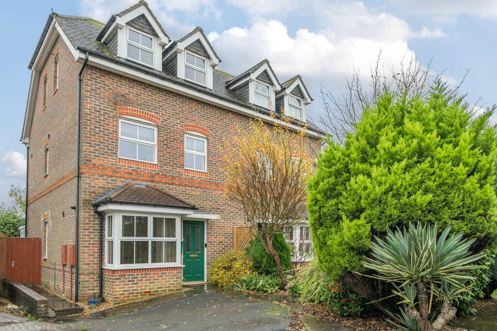 4 bedroom town house for sale in Storrington popular culdesac, RH20