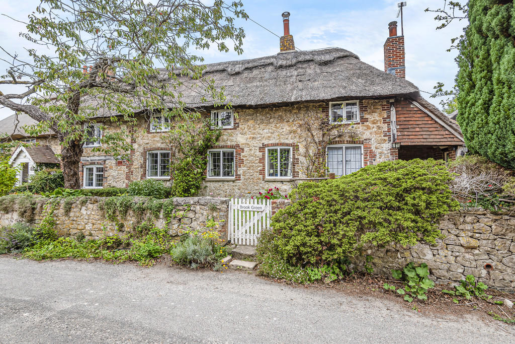 4 bedroom cottage for sale in Amberley village superb views, BN18