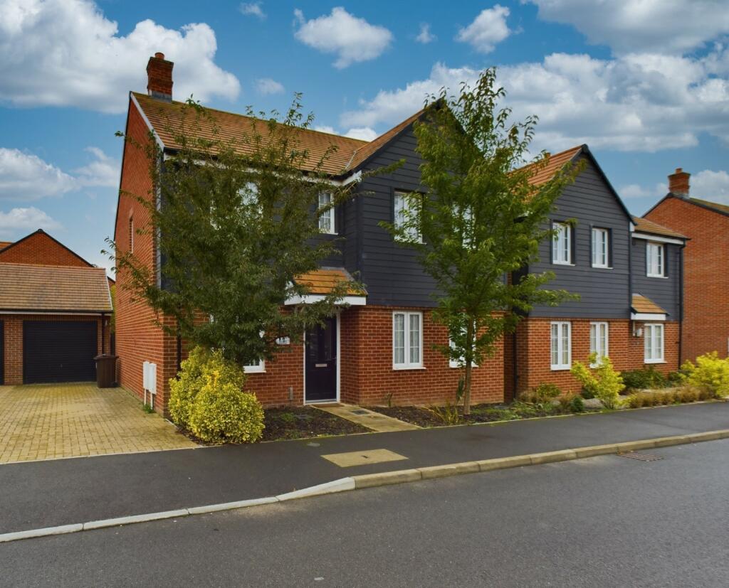 4 bedroom detached house for sale in Westlake Gardens, Bramley, RG26