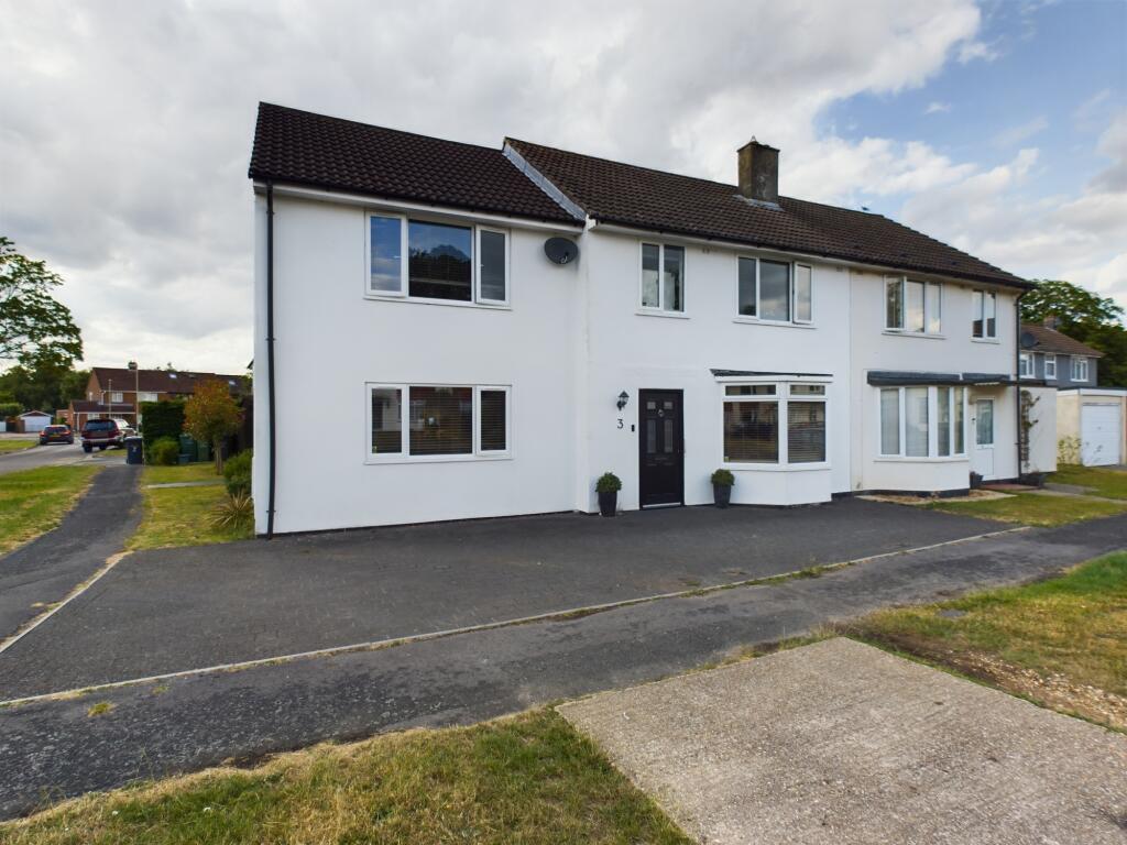 4 bedroom semidetached house for sale in Fairoak Way, Baughurst, RG26