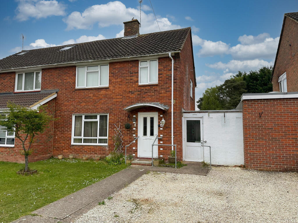 3 bedroom semidetached house for sale in Hartshill Road, Tadley, RG26