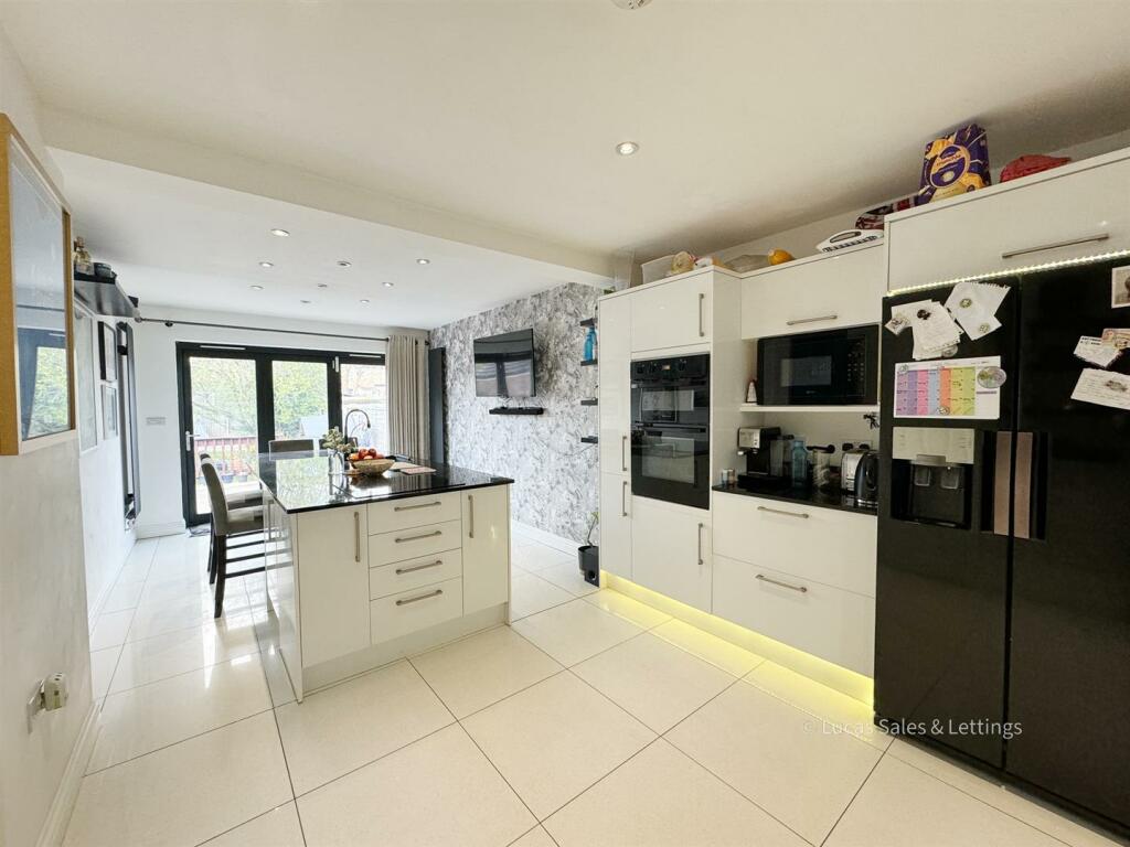 3 bedroom semidetached house for sale in Waverley Road, Kettering, NN15