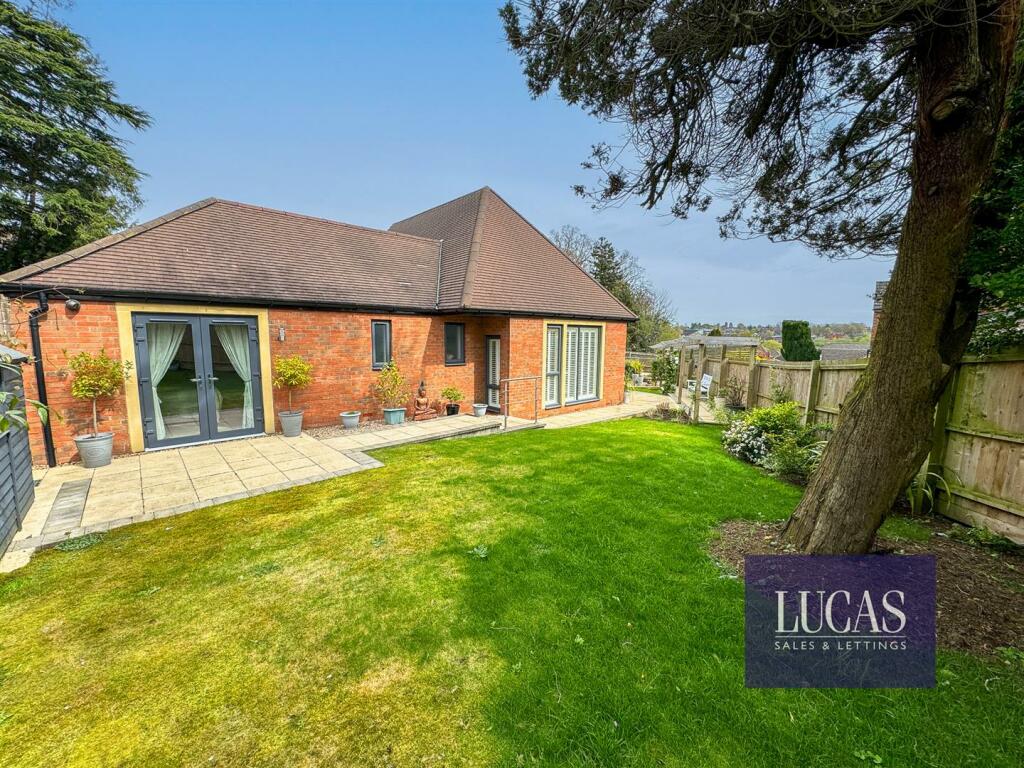 3 bedroom detached house for sale in Ursuline Drive, Kettering, NN15