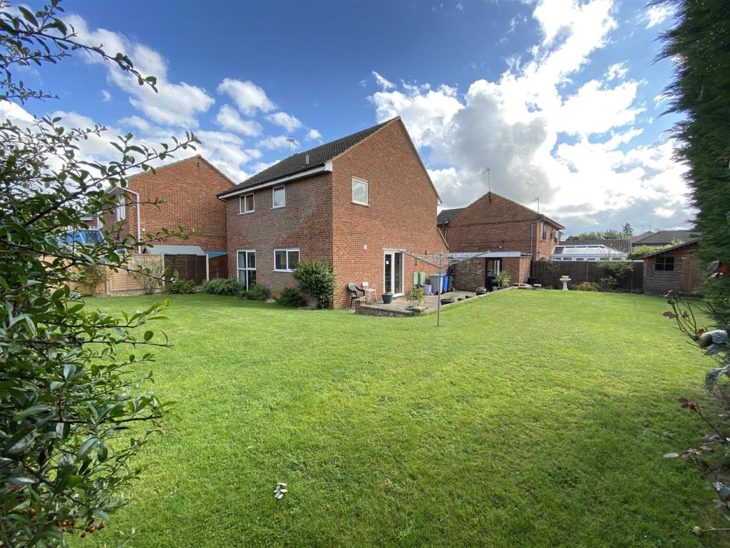 4 bedroom detached house for sale in Glastonbury Close, Kettering, NN15