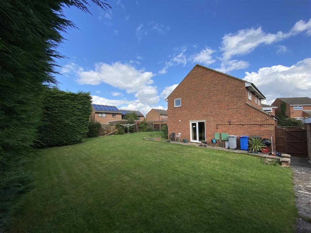 4 bedroom detached house for sale in Glastonbury Close, Kettering, NN15