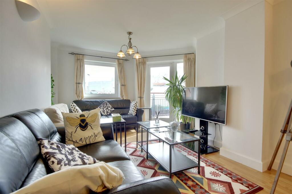 2 bedroom flat for sale in Gunwharf Quays, Portsmouth, PO1