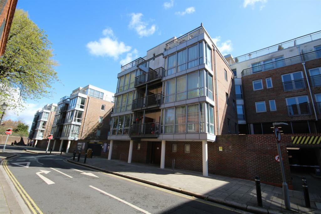 2 bedroom flat for rent in Admiralty Road, Portsmouth, PO1