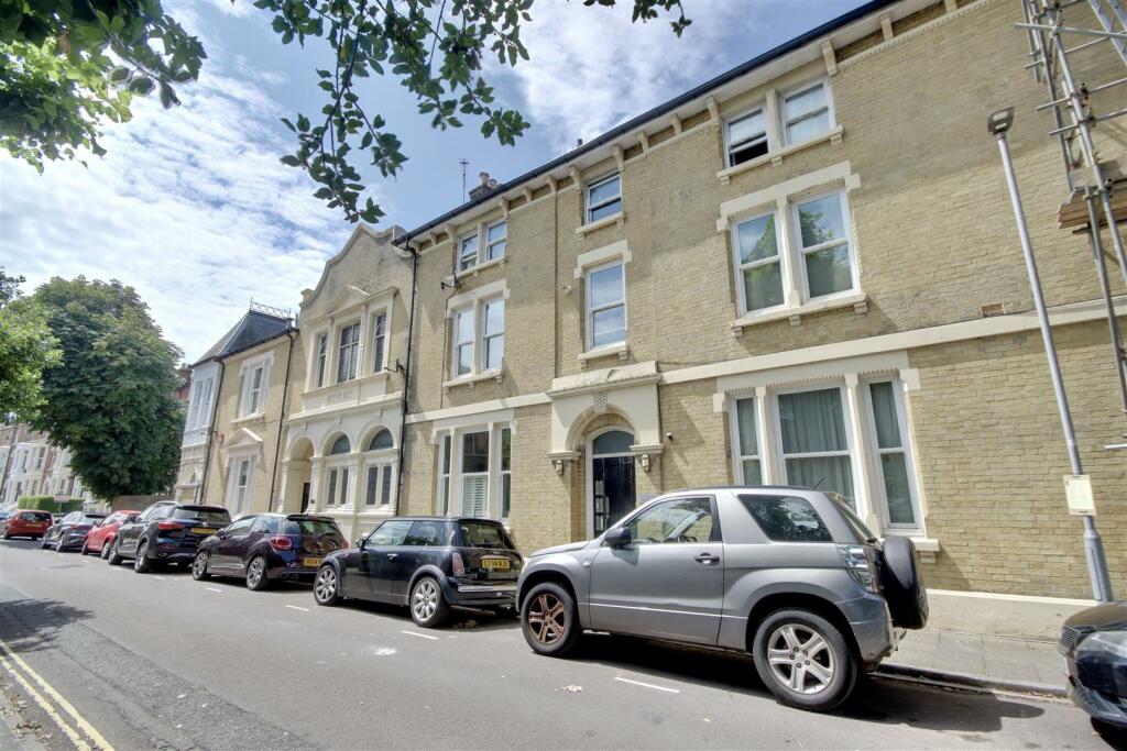 2 bedroom flat for sale in Elphinstone Road, Southsea, PO5