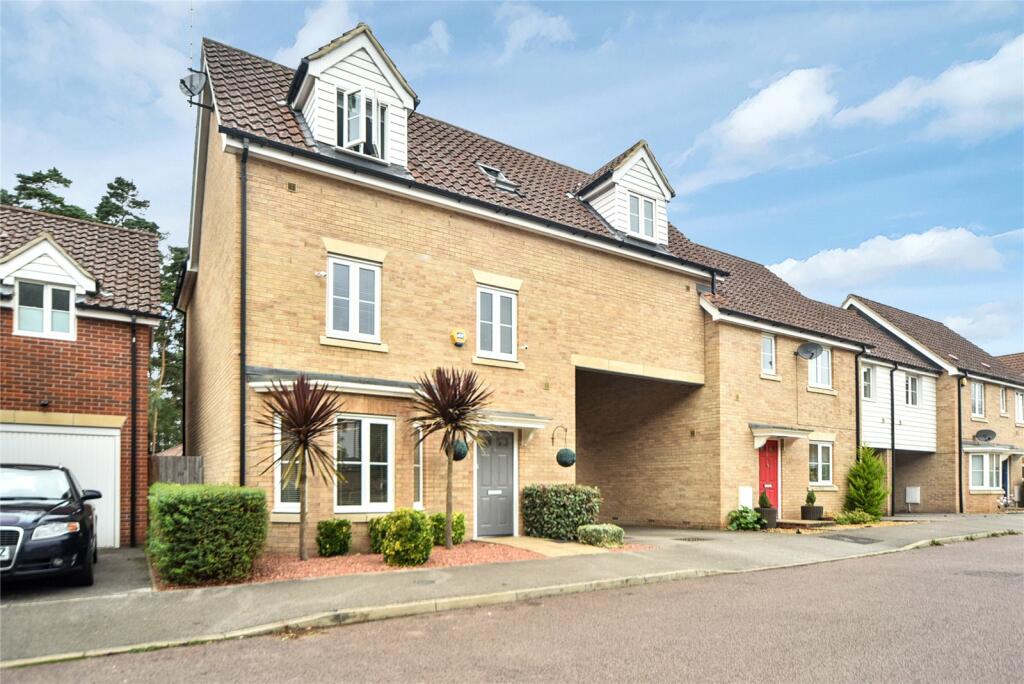4 bedroom link detached house for sale in Heathland Way, Mildenhall