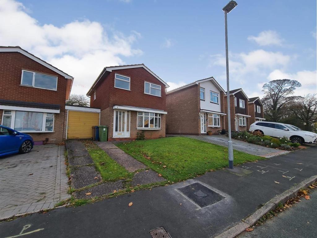 3 bedroom house for sale in Barnfield Way, Stafford, ST17 4NB, ST17