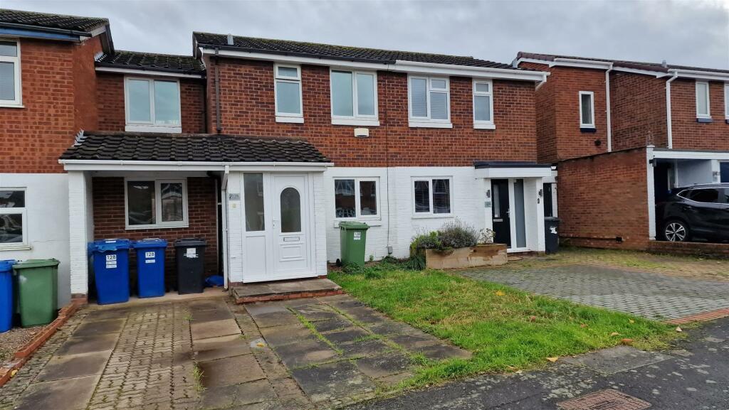 3 bedroom town house for sale in Brambling, Wilnecote, Tamworth, B77