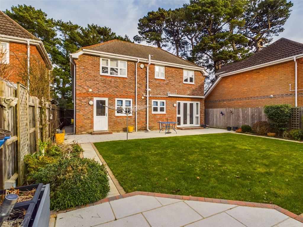 4 bedroom detached house for sale in Seddon Close, Barton on Sea, New