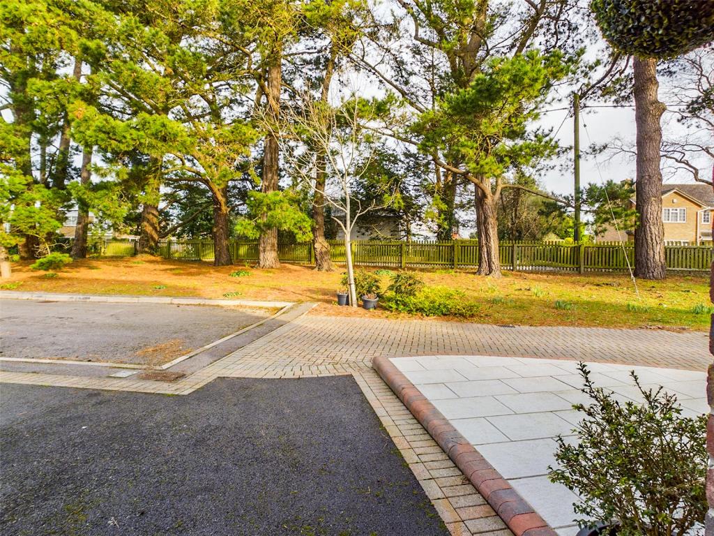 4 bedroom detached house for sale in Seddon Close, Barton on Sea, New