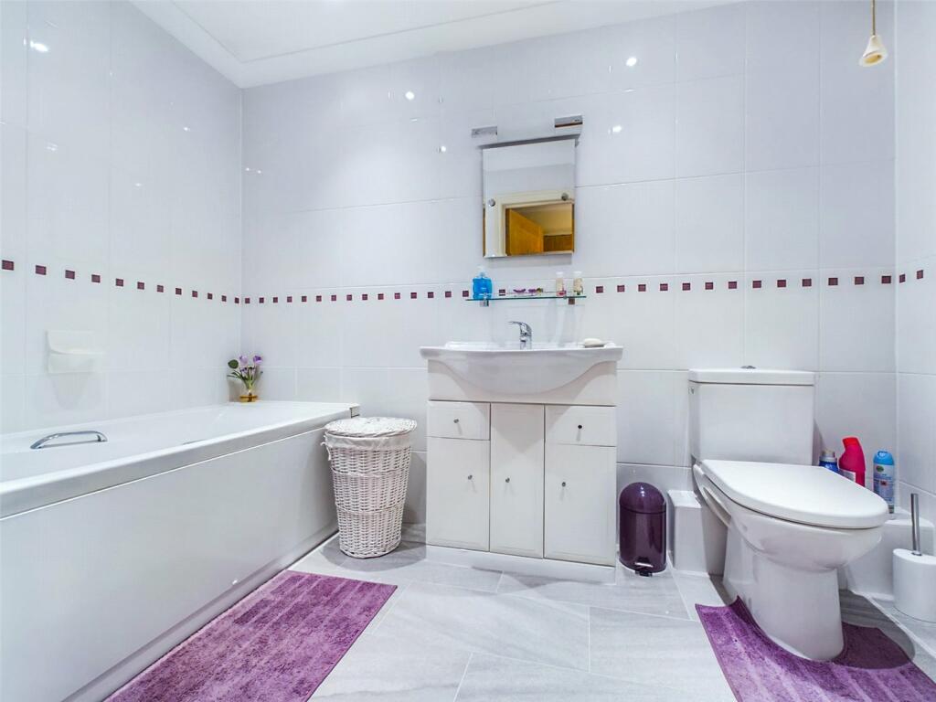 2 bedroom apartment for sale in Rothesay Point, 15 Wharncliffe Road