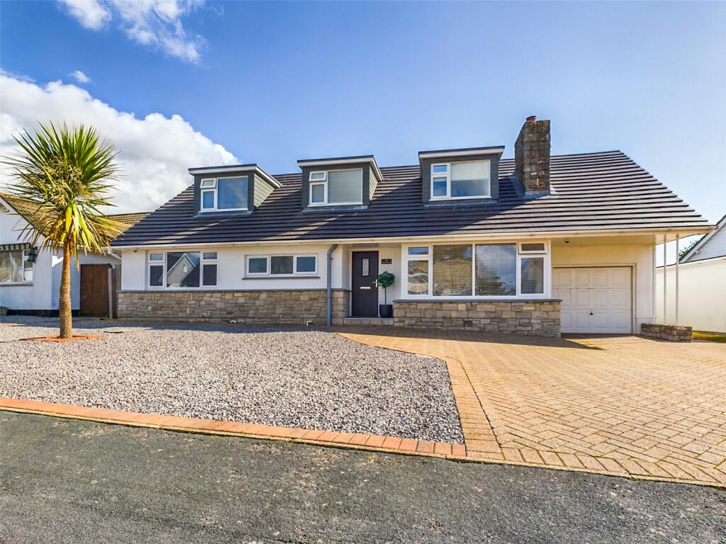 4 bedroom detached house for sale in Greenways, Highcliffe