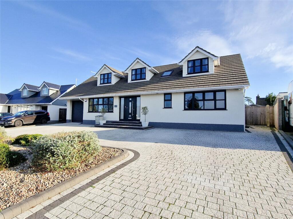 5 bedroom detached house for sale in Felton Crescent, Highcliffe
