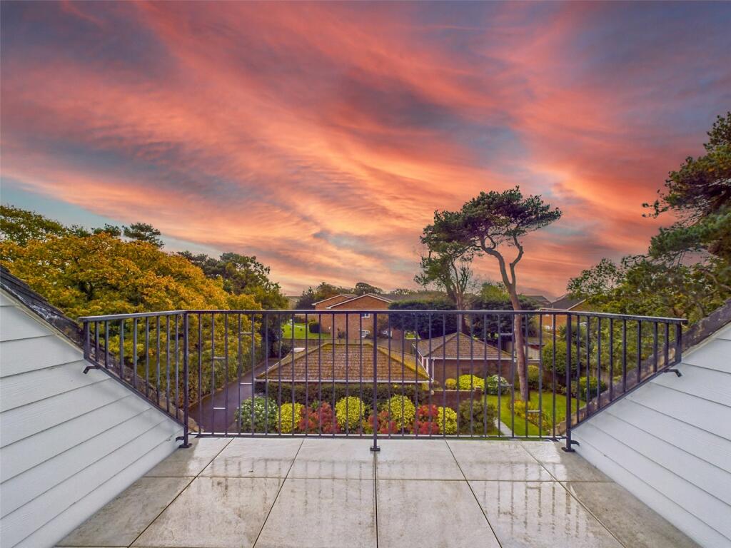 3 bedroom penthouse for sale in Wortley Road, Highcliffe, Christchurch