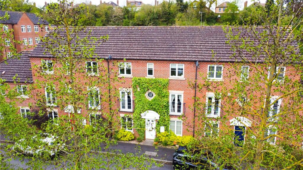 4 bedroom terraced house for sale in Wenlock Drive, West Bridgford, Nottingham, Nottinghamshire, NG2