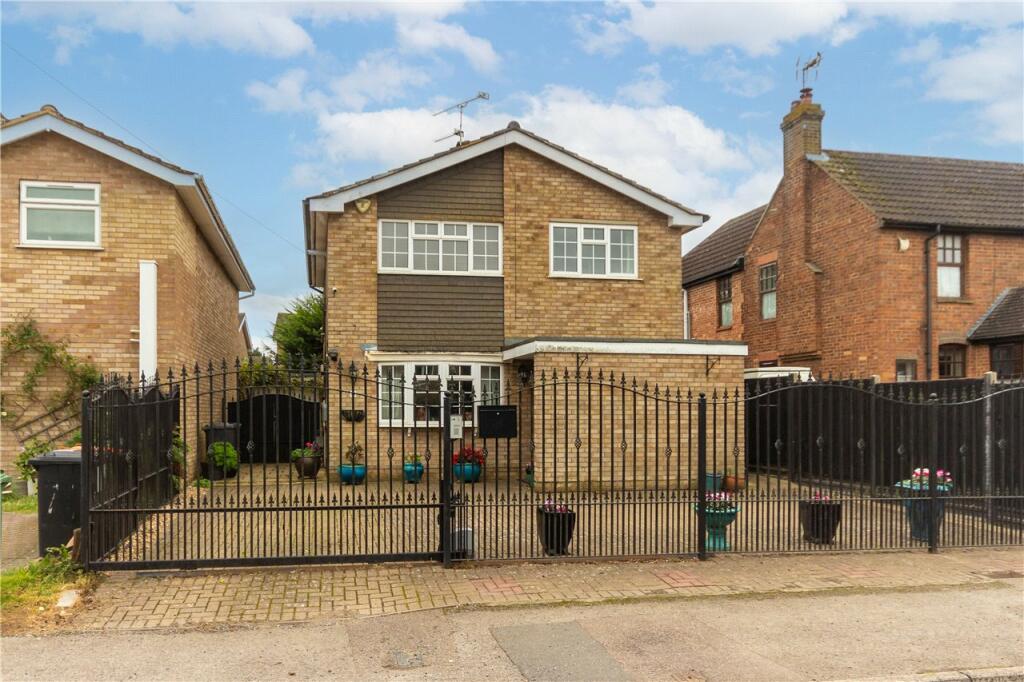4 bedroom detached house for sale in Common Road, Kensworth, Dunstable