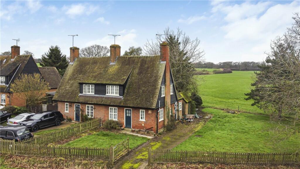 3 bedroom semidetached house for sale in Essendon Hill, Essendon