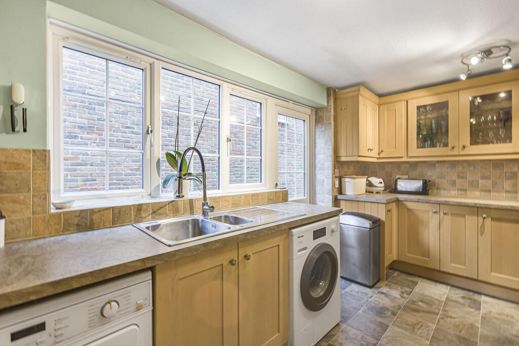 Additional property image - Godfries Close, Tewin, Welwyn, AL6 0LQ