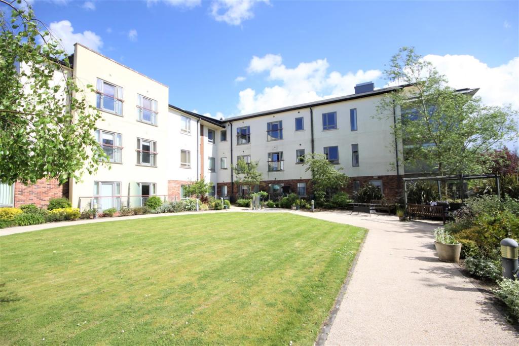 2 bedroom flat for sale in Aughton Street, Ormskirk, L39