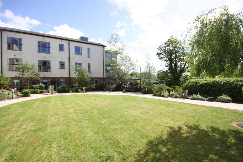 2 bedroom flat for sale in Aughton Street, Ormskirk, L39