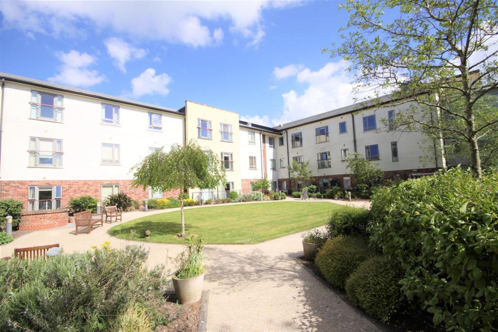 2 bedroom flat for sale in Aughton Street, Ormskirk, L39