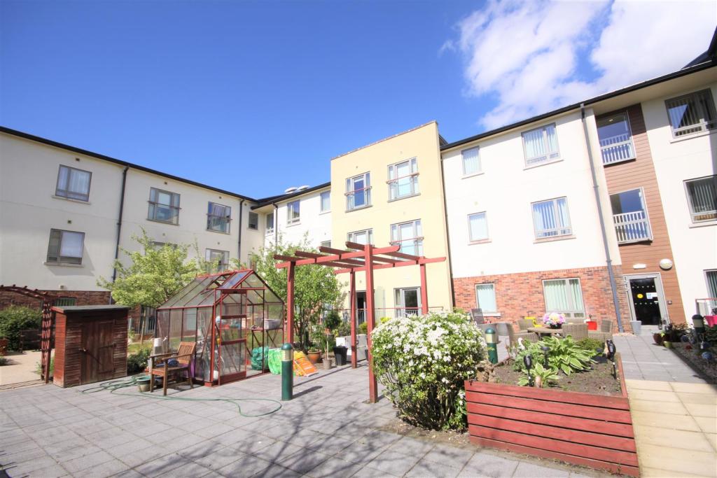 2 bedroom flat for sale in Aughton Street, Ormskirk, L39