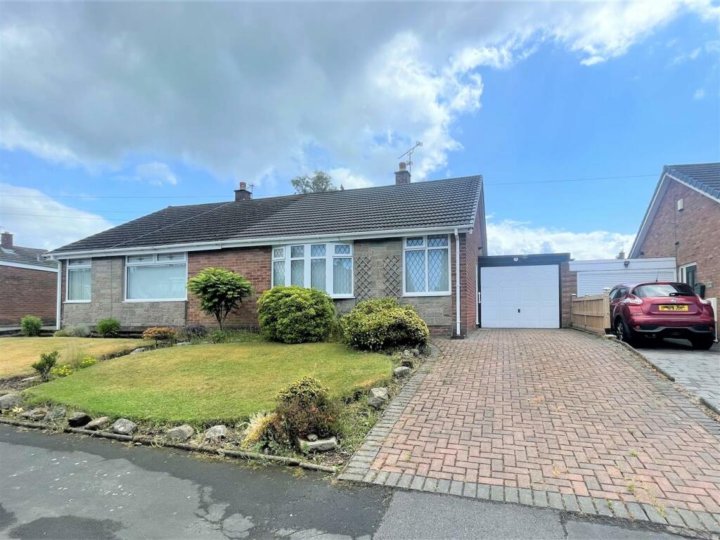 2 bedroom semidetached bungalow for sale in Narrow Lane, Aughton