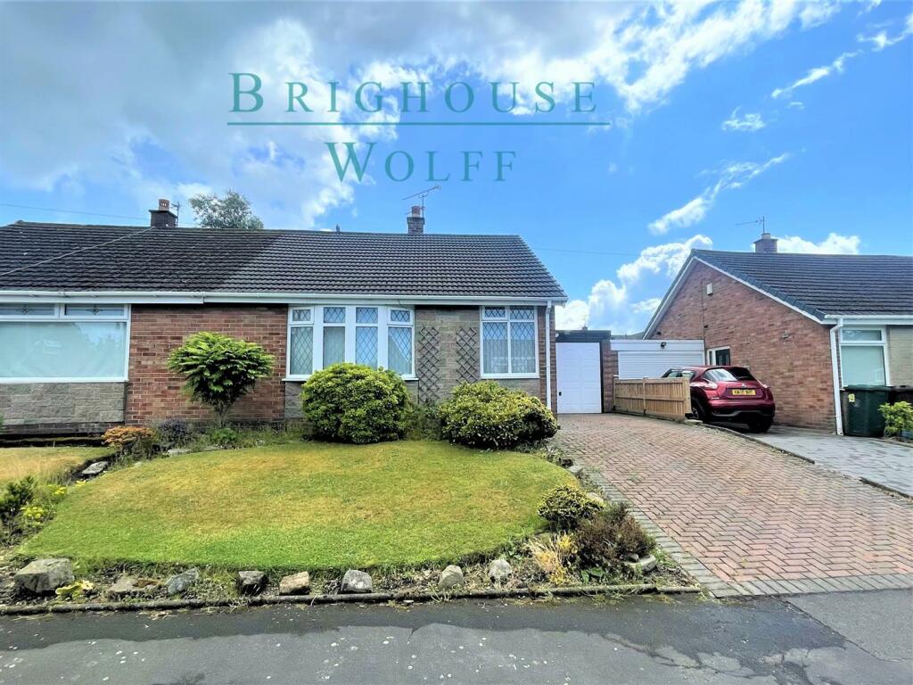 2 bedroom semidetached bungalow for sale in Narrow Lane, Aughton