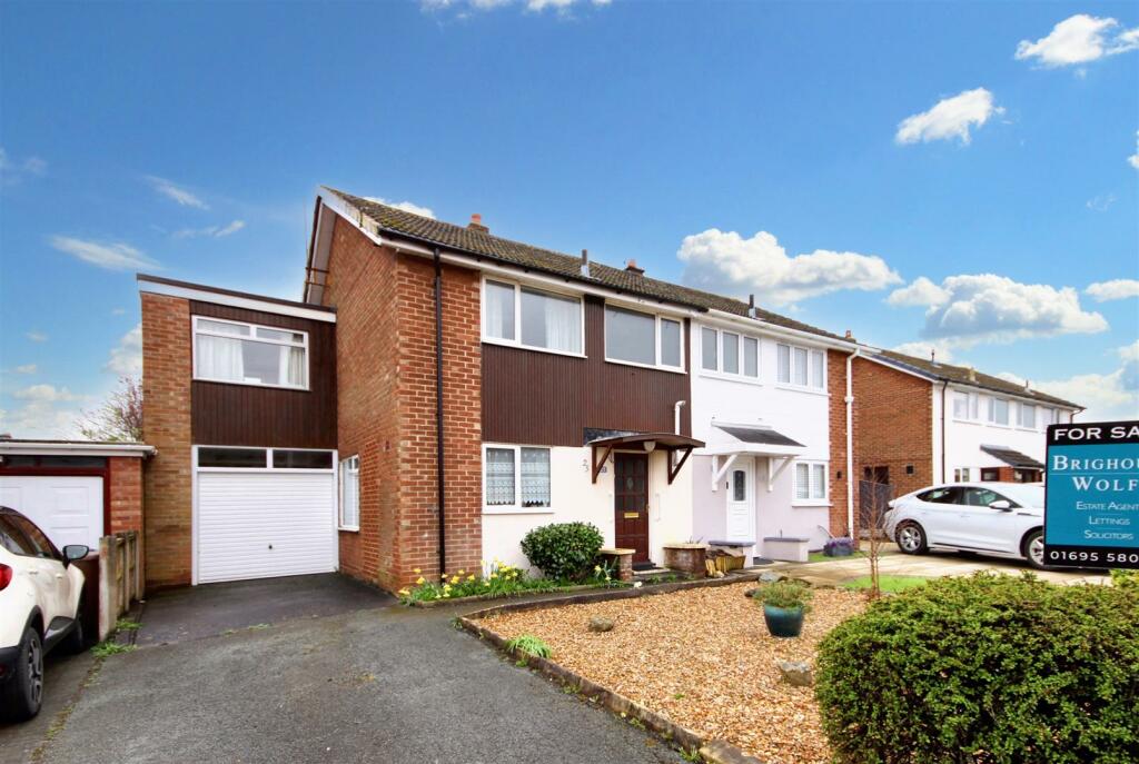 4 bedroom semidetached house for sale in Noel Gate, Aughton, Ormskirk, L39