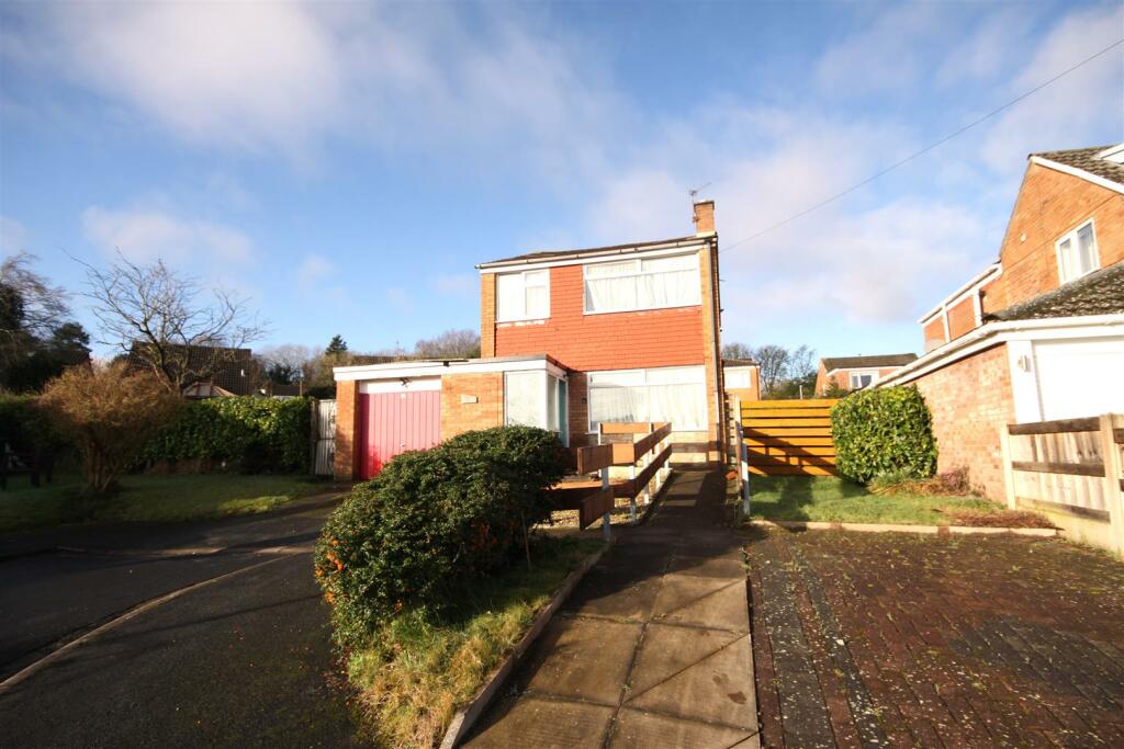 3 bedroom detached house for sale in Greenwood Close, Aughton, L39