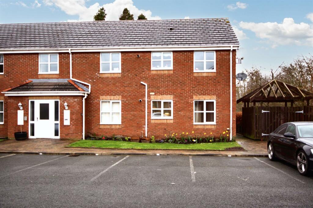 2 bedroom flat for sale in Delph Drive, Burscough, Ormskirk, L40
