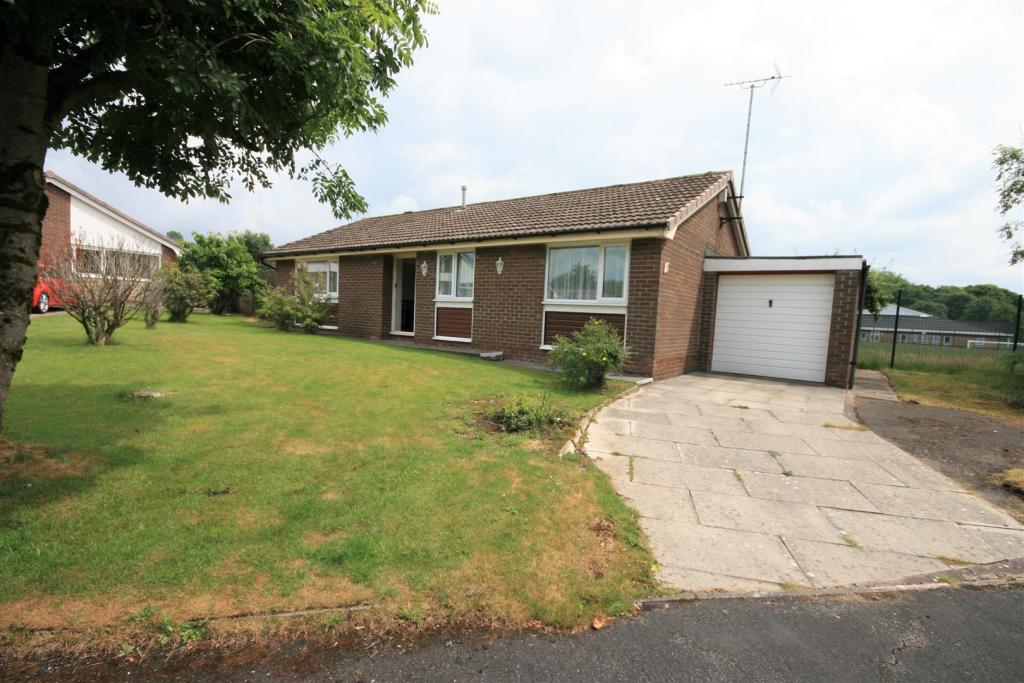 3 bedroom detached bungalow for sale in Elmers Green, Skelmersdale, WN8