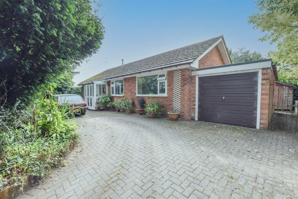 3 bedroom detached bungalow for sale in Change Lane, Willaston, Neston