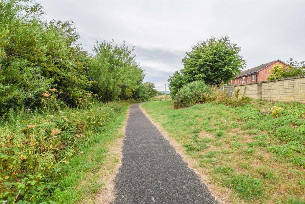 Property for sale in Sunningdale Way, Neston, CH64